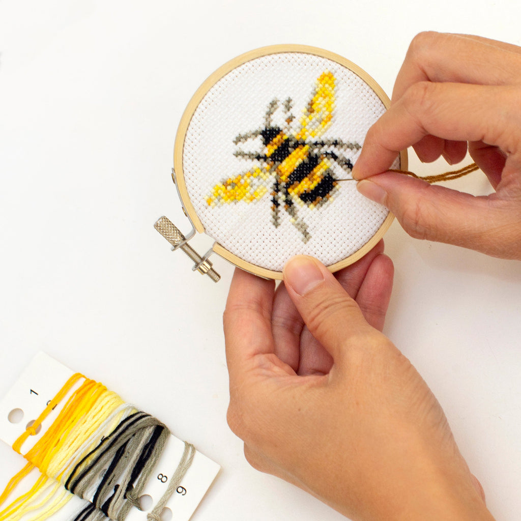 KIKKERLAND MINICROSS STITCH EMBROIDERY-BEE KIKKERLAND MINICROSS STITCH EMBROIDERY-BEE